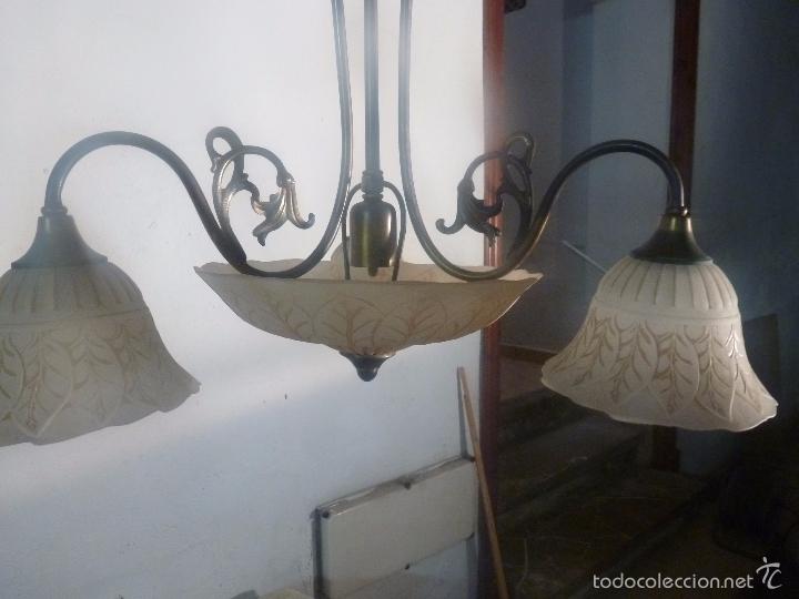 Antig&uuml;edades: lampara de bronce y tulipas - Foto 2