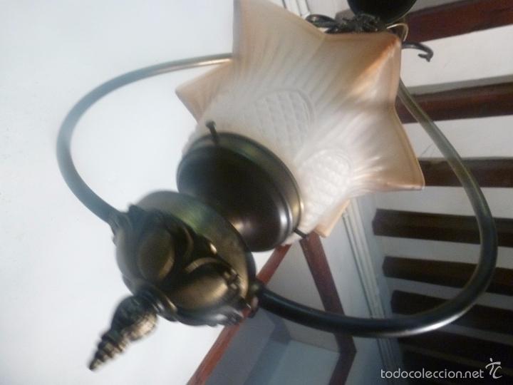 Antig&uuml;edades: lampara de bronce y tulipas - Foto 2