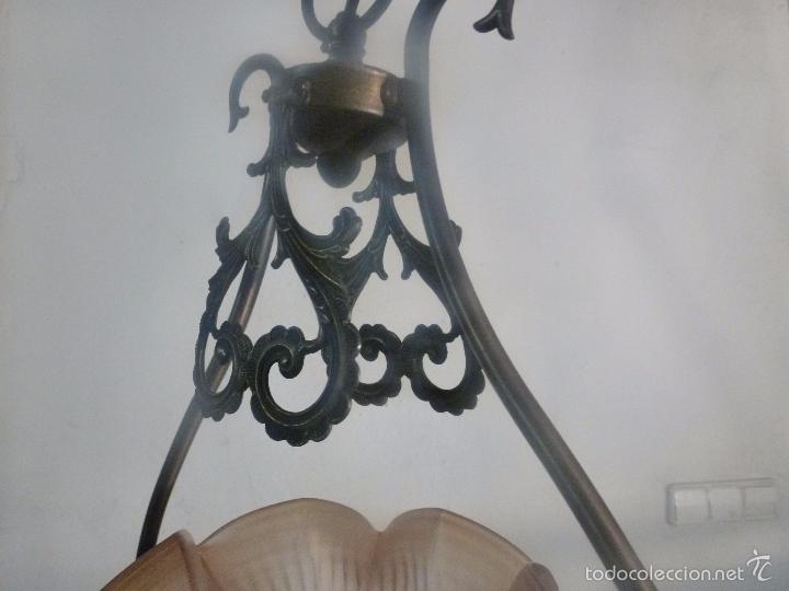 Antig&uuml;edades: lampara de bronce y tulipas - Foto 4