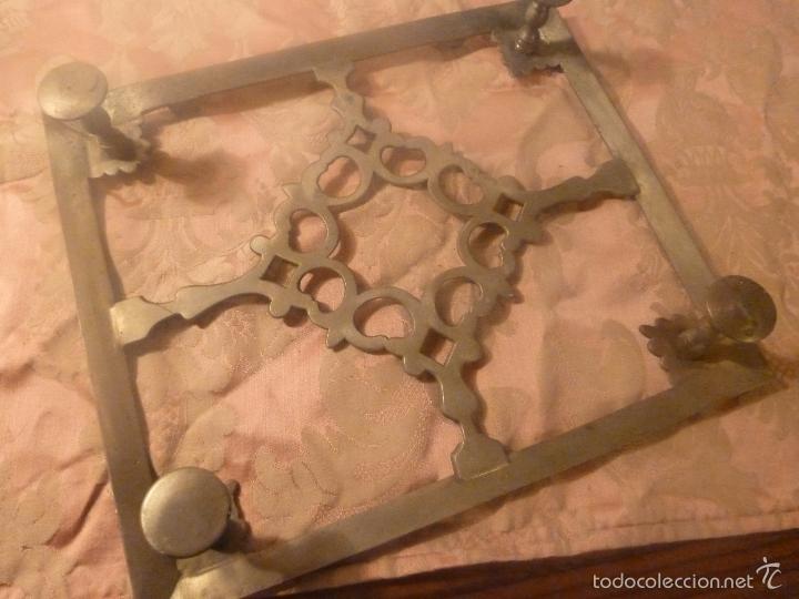 Antig&uuml;edades: atril incompleto de bronce - Foto 2