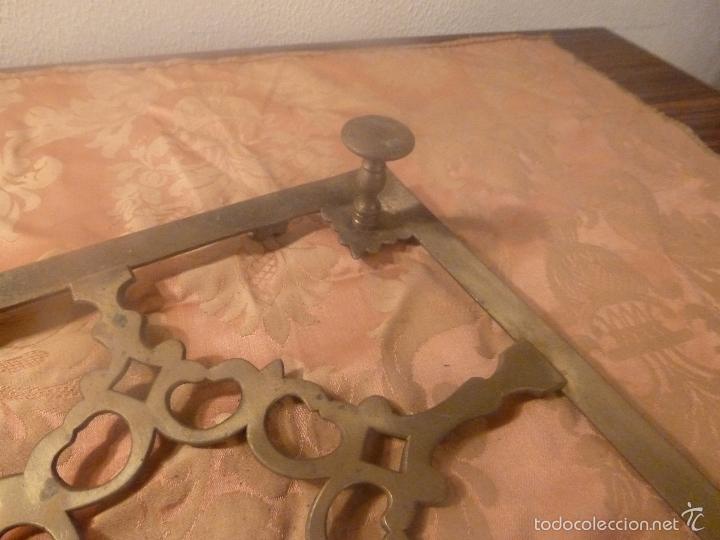 Antig&uuml;edades: atril incompleto de bronce - Foto 3