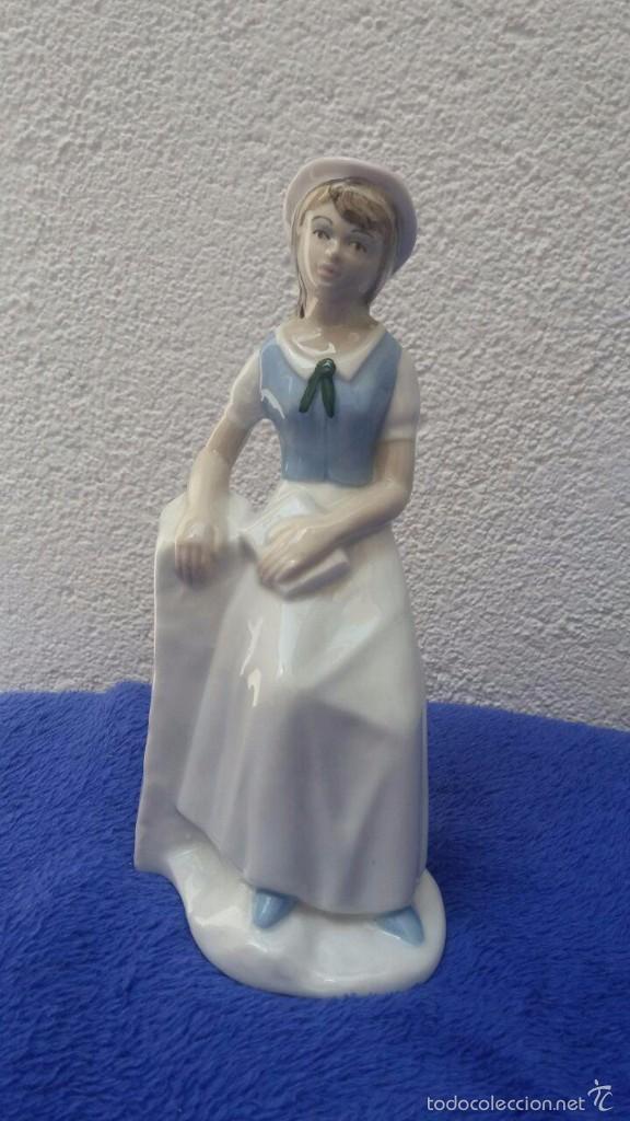 Antig&uuml;edades: FIGURA CHICA CON LIBRO / FIRMADA - Foto 1