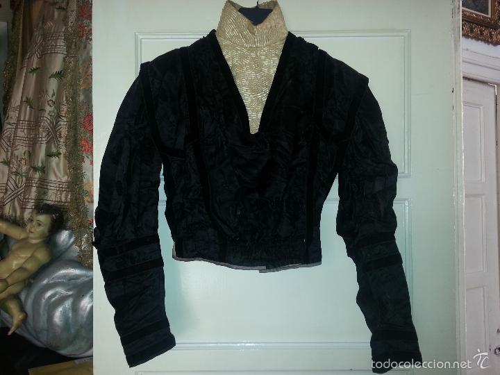 Antigüedades: brocado traje cola siglo xviii negro seda cuello bordado mangas y terciopelo ideal virgen difuntos - Foto 2 - 57671624