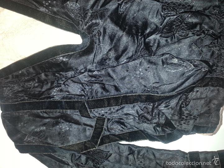 Antigüedades: brocado traje cola siglo xviii negro seda cuello bordado mangas y terciopelo ideal virgen difuntos - Foto 4 - 57671624