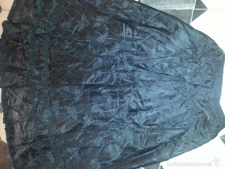 Antigüedades: brocado traje cola siglo xviii negro seda cuello bordado mangas y terciopelo ideal virgen difuntos - Foto 14 - 57671624