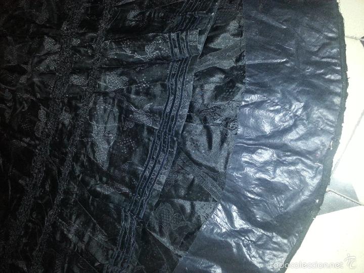 Antigüedades: brocado traje cola siglo xviii negro seda cuello bordado mangas y terciopelo ideal virgen difuntos - Foto 16 - 57671624