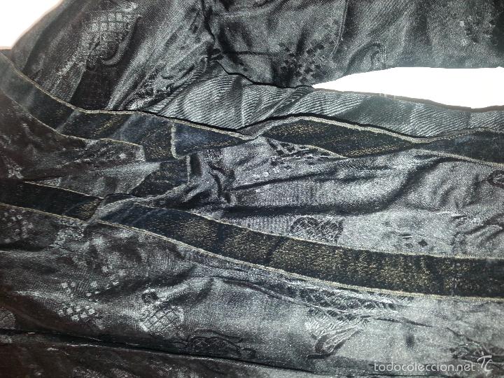 Antigüedades: brocado traje cola siglo xviii negro seda cuello bordado mangas y terciopelo ideal virgen difuntos - Foto 23 - 57671624