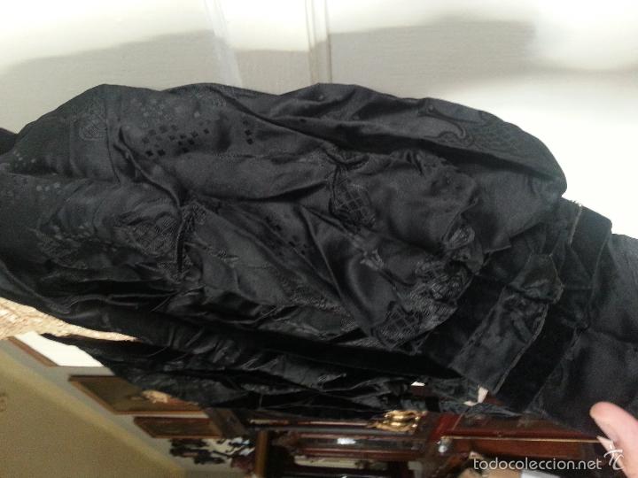 Antigüedades: brocado traje cola siglo xviii negro seda cuello bordado mangas y terciopelo ideal virgen difuntos - Foto 26 - 57671624