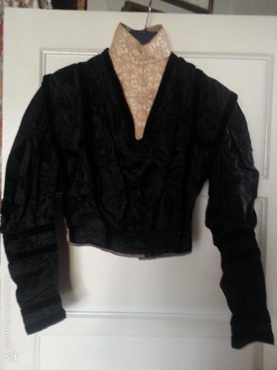 Antigüedades: brocado traje cola siglo xviii negro seda cuello bordado mangas y terciopelo ideal virgen difuntos - Foto 27 - 57671624