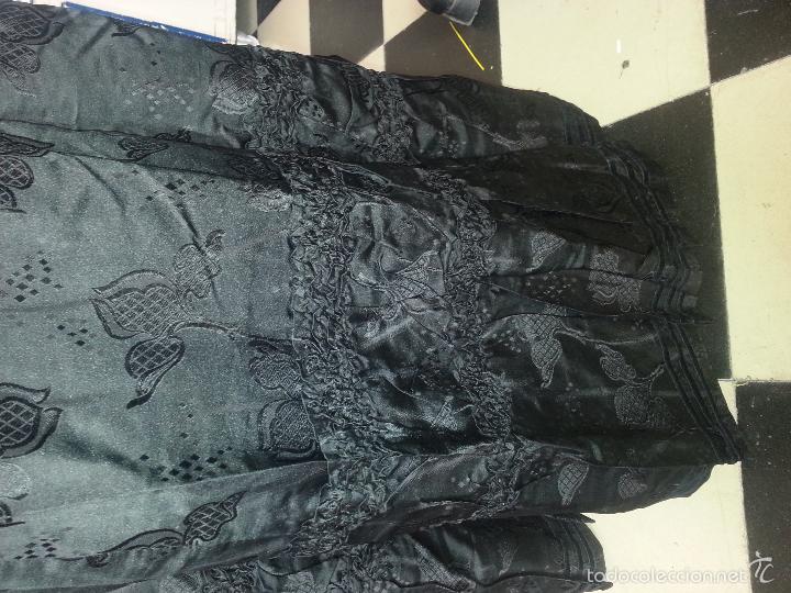 Antigüedades: brocado traje cola siglo xviii negro seda cuello bordado mangas y terciopelo ideal virgen difuntos - Foto 32 - 57671624