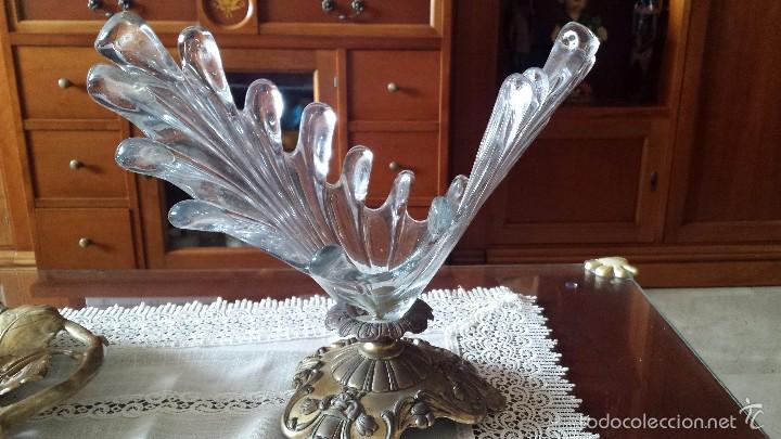 Antig&uuml;edades: antiguo centro de mesa en cristal y metal - Foto 1