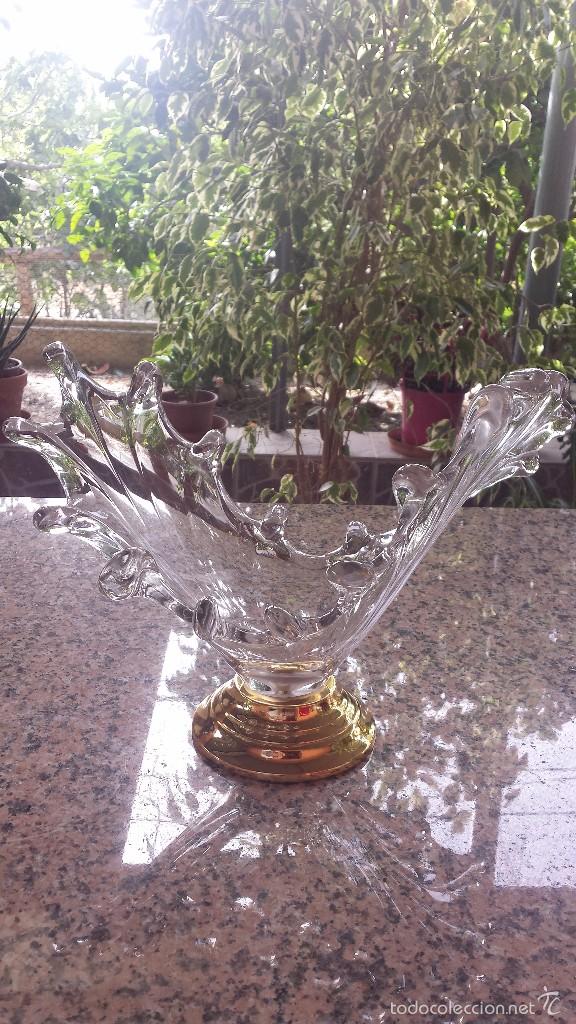 Antig&uuml;edades: antiguo centro de mesa de cristal y pie dorado - Foto 1
