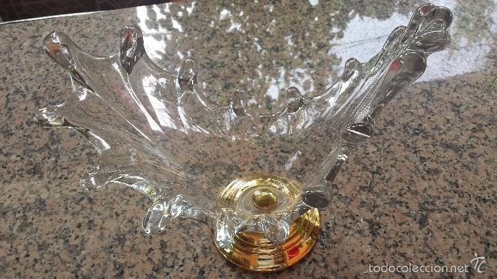 Antig&uuml;edades: antiguo centro de mesa de cristal y pie dorado - Foto 2