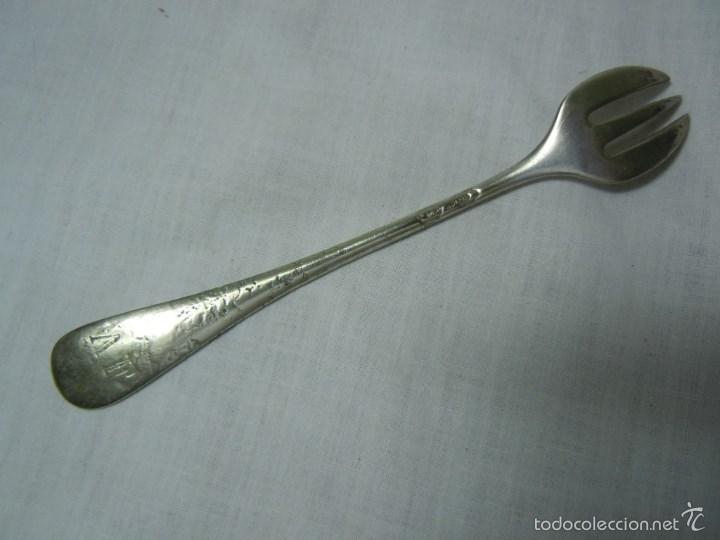 Antig&uuml;edades: TENEDOR DE METAL PLATEADO - Foto 2