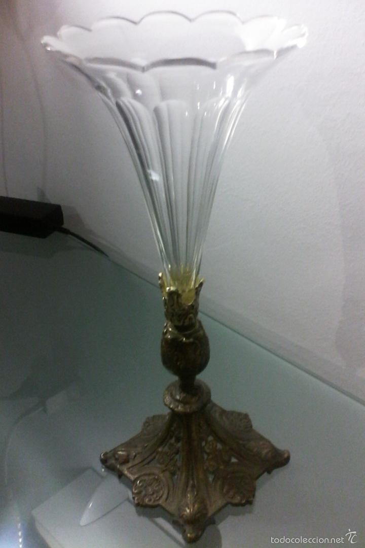 Antig&uuml;edades: antiguo jarr&oacute;n violetero tulipero centro de mesa base bronce - Foto 2