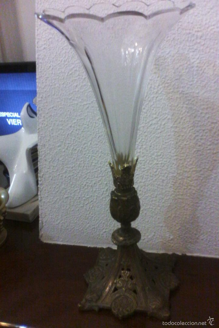 Antig&uuml;edades: antiguo jarr&oacute;n violetero tulipero centro de mesa base bronce - Foto 6