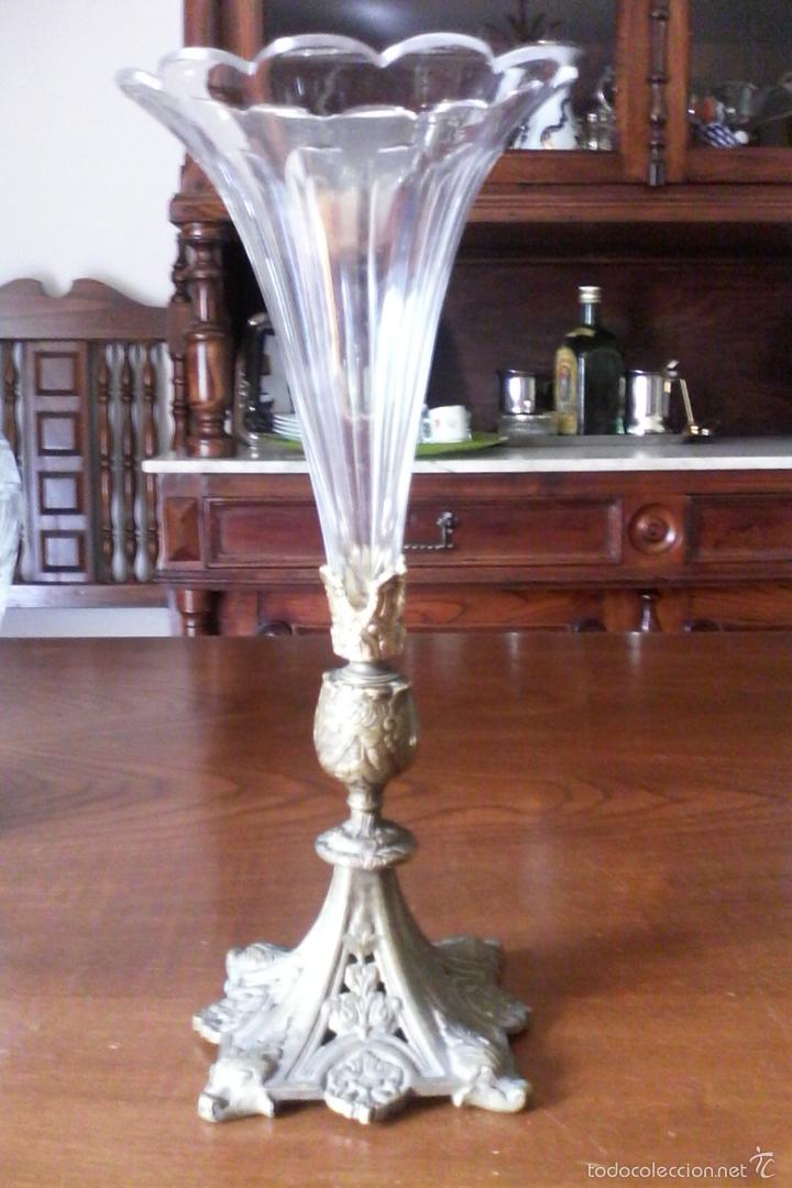Antig&uuml;edades: antiguo jarr&oacute;n violetero tulipero centro de mesa base bronce - Foto 12