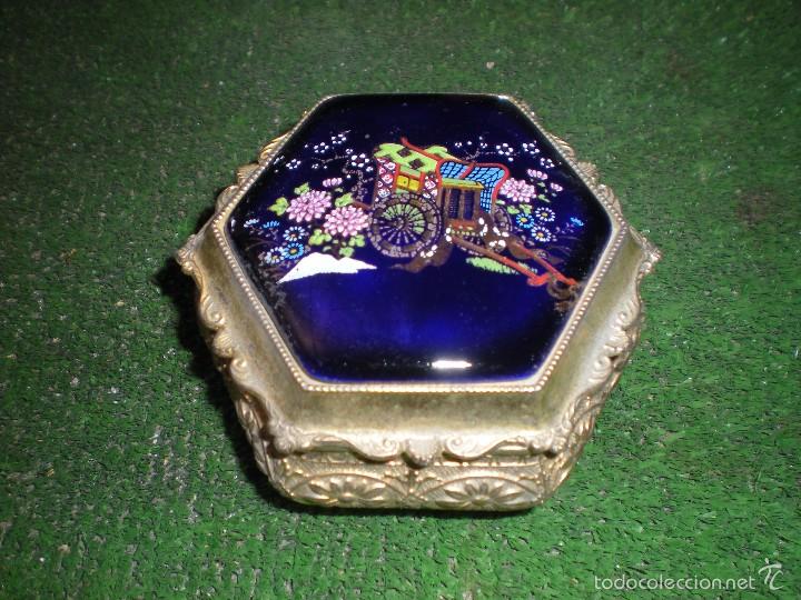 Antig&uuml;edades: JOYERO CON MUSICA Y TAPA DECORAD CON PORCELANA