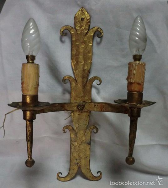 Antig&uuml;edades: APLIQUE DE PARED DE HIERRO DORADO CON DOS LUCES - Foto 1