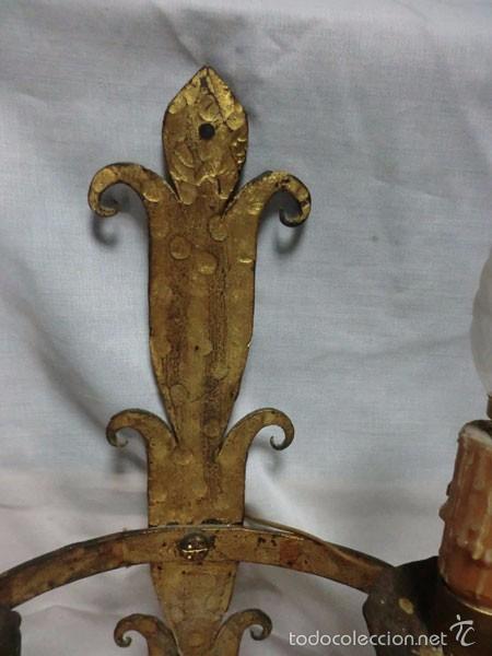 Antig&uuml;edades: APLIQUE DE PARED DE HIERRO DORADO CON DOS LUCES - Foto 2