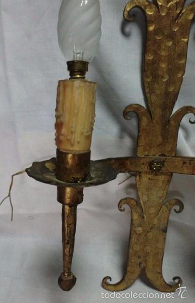 Antig&uuml;edades: APLIQUE DE PARED DE HIERRO DORADO CON DOS LUCES - Foto 4