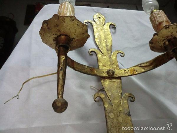 Antig&uuml;edades: APLIQUE DE PARED DE HIERRO DORADO CON DOS LUCES - Foto 6