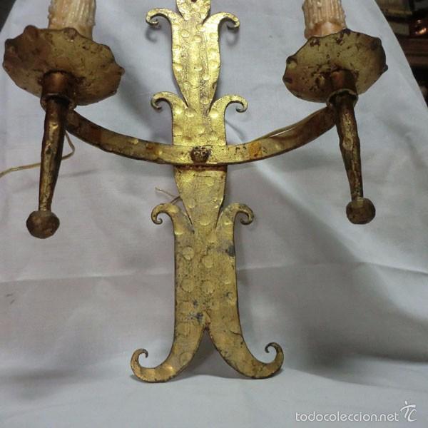 Antig&uuml;edades: APLIQUE DE PARED DE HIERRO DORADO CON DOS LUCES - Foto 7