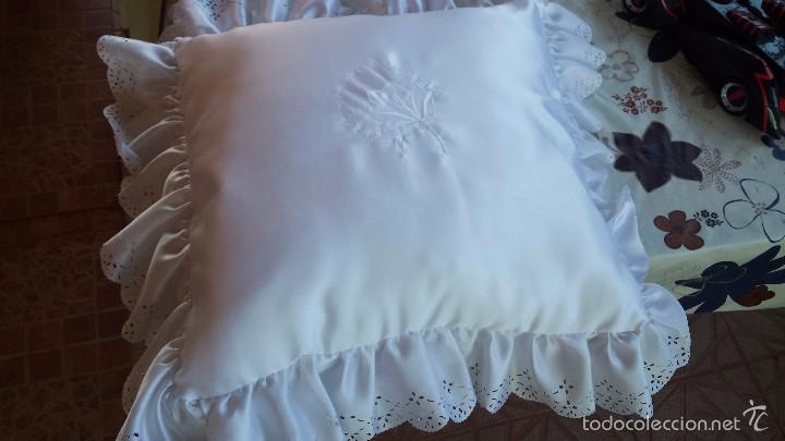 Antiguidades: precioso cojin en blanco.