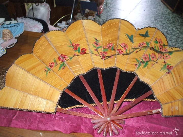 Antig&uuml;edades: Abanico de bambu decorado a mano ,mide 60x34 - Foto 1