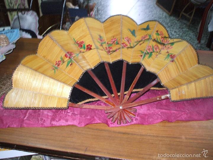 Antig&uuml;edades: Abanico de bambu decorado a mano ,mide 60x34 - Foto 2