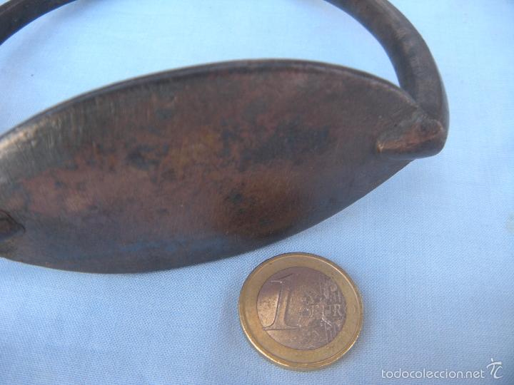 Antig&uuml;edades: ANTIGUA PAREJA DE ESTRIBOS EN BRONCE. - Foto 2