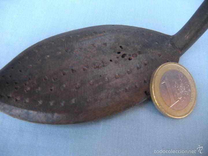 Antig&uuml;edades: ANTIGUA PAREJA DE ESTRIBOS EN BRONCE. - Foto 3
