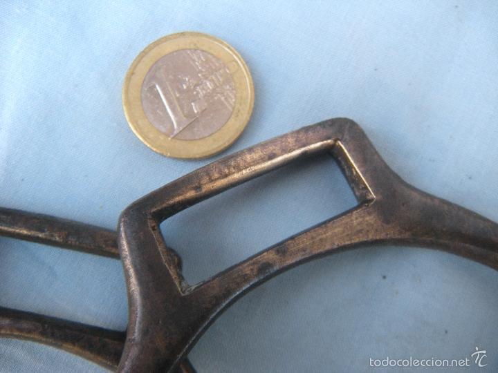 Antig&uuml;edades: ANTIGUA PAREJA DE ESTRIBOS EN BRONCE. - Foto 4