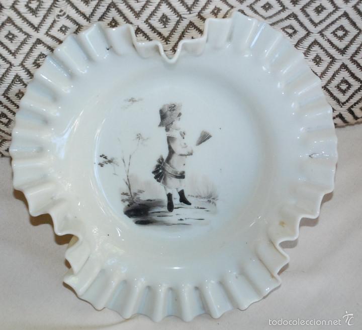 Antig&uuml;edades: MUY BONITO PLATO DE OPALINA PINTADO A MANO - Foto 1