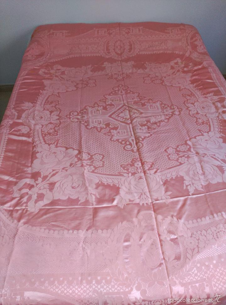 Antig&uuml;edades: Colcha antigua de raso adamascada rosa, fleco. - Foto 1
