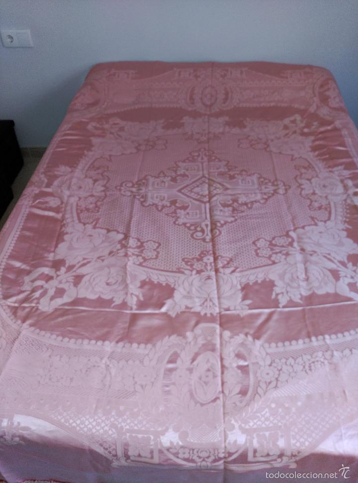 Antig&uuml;edades: Colcha antigua de raso adamascada rosa, fleco. - Foto 2