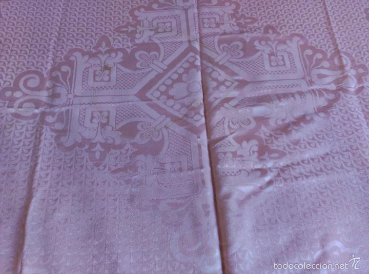 Antig&uuml;edades: Colcha antigua de raso adamascada rosa, fleco. - Foto 3