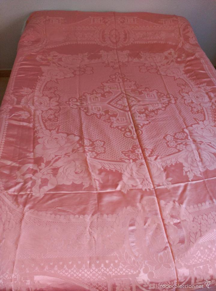 Antig&uuml;edades: Colcha antigua de raso adamascada rosa, fleco. - Foto 4
