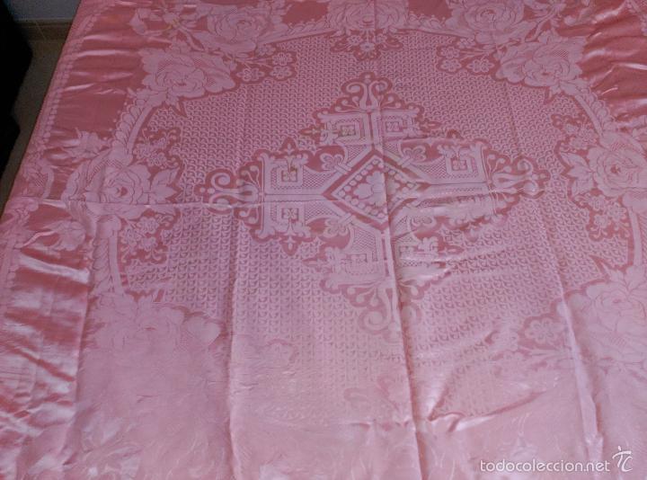 Antig&uuml;edades: Colcha antigua de raso adamascada rosa, fleco. - Foto 6