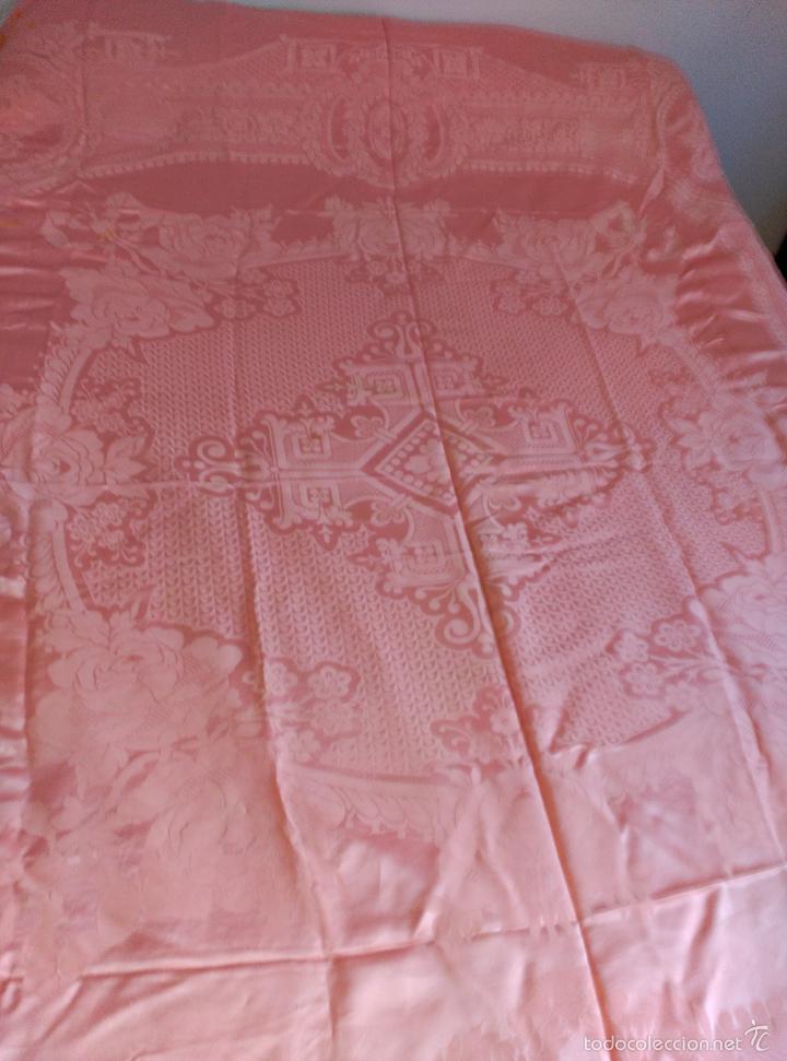 Antig&uuml;edades: Colcha antigua de raso adamascada rosa, fleco. - Foto 7