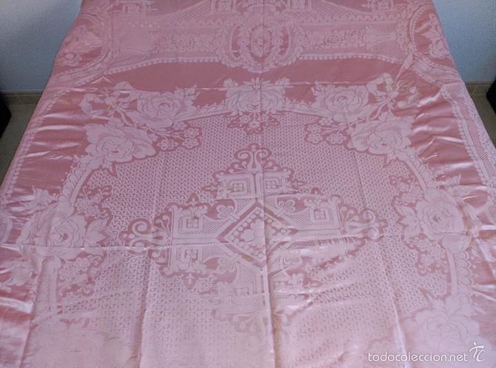 Antig&uuml;edades: Colcha antigua de raso adamascada rosa, fleco. - Foto 8