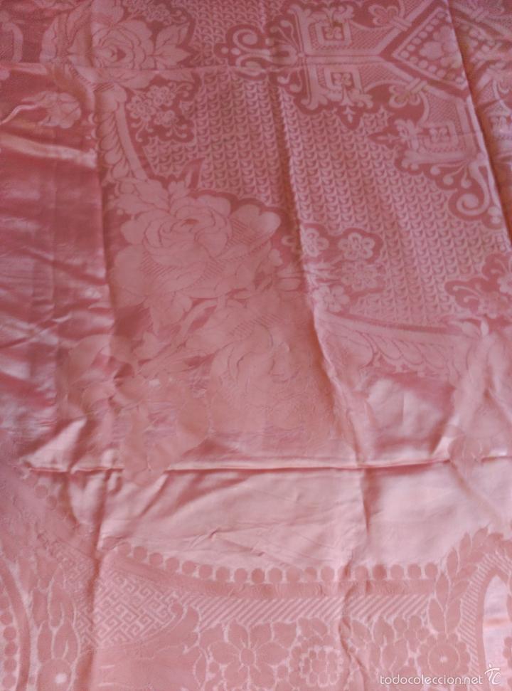 Antig&uuml;edades: Colcha antigua de raso adamascada rosa, fleco. - Foto 12