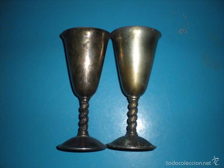 Antig&uuml;edades: JUEGO DE DOS COPAS EN ACERO Y LABRADAS - Foto 1