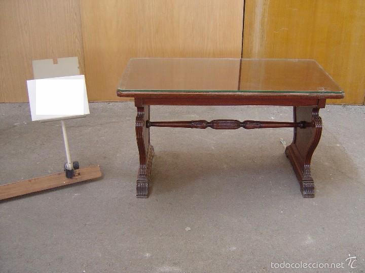 Antig&uuml;edades: Mesa en madera tallada con cristal - Foto 1
