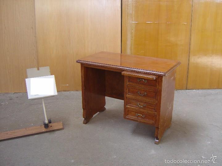 Antig&uuml;edades: Mesa en madera labrada con tablero extensible - Foto 1