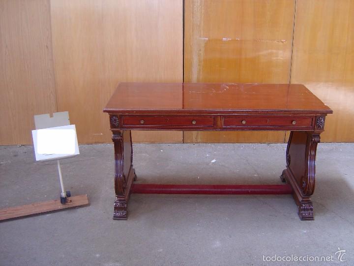 Antig&uuml;edades: Mesa en madera tallada con 2 cajones - Foto 1