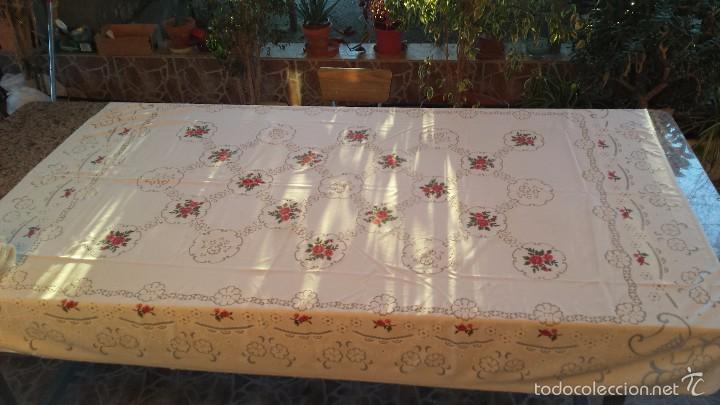 Antig&uuml;edades: preciosa manteleria de 8 servicios. - Foto 1