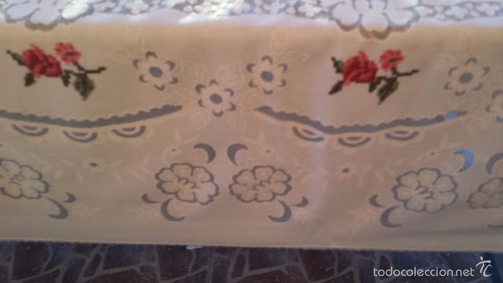 Antig&uuml;edades: preciosa manteleria de 8 servicios. - Foto 3