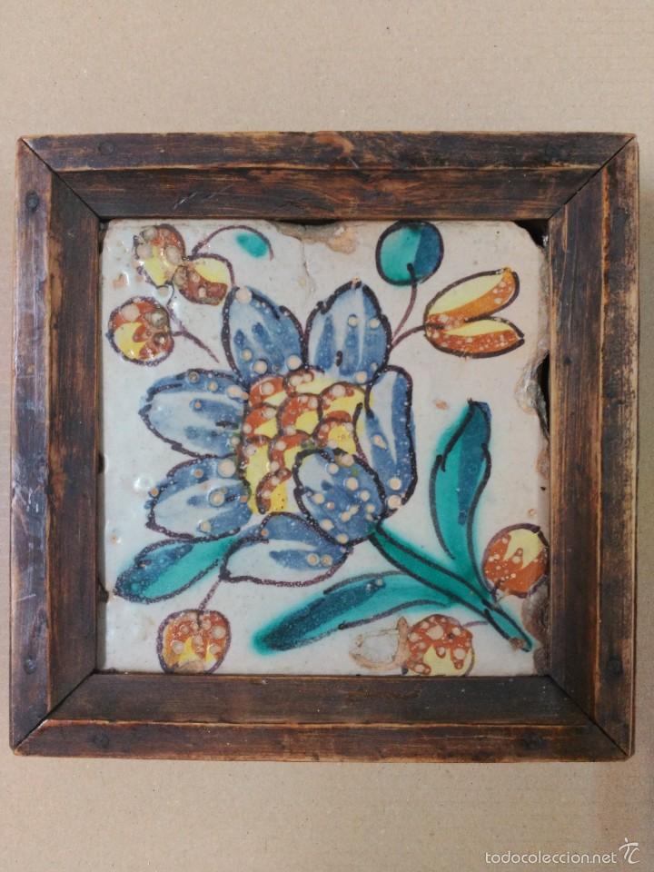 Antig&uuml;edades: Azulejo policromado, con flor, S XVIII - Foto 1