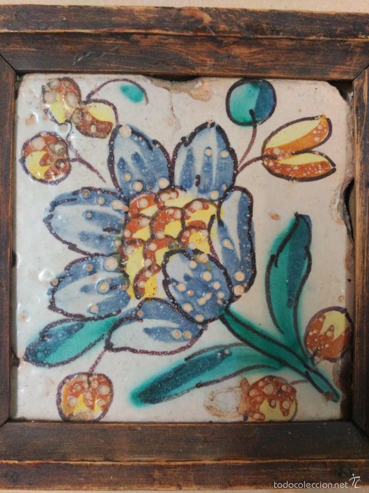Antig&uuml;edades: Azulejo policromado, con flor, S XVIII - Foto 2
